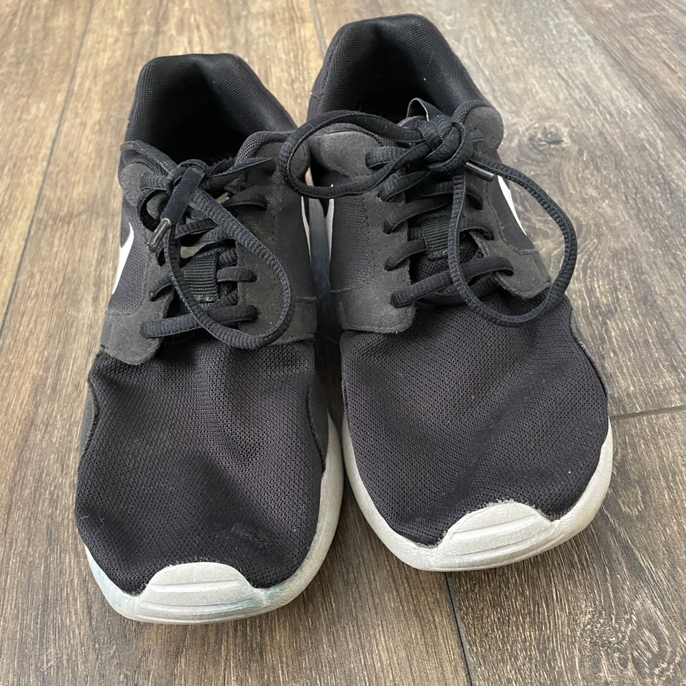 black nike running shoes